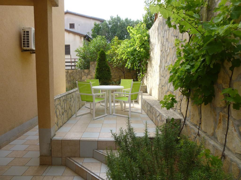 Apartments Villa Rosmarin Omišalj Стая снимка