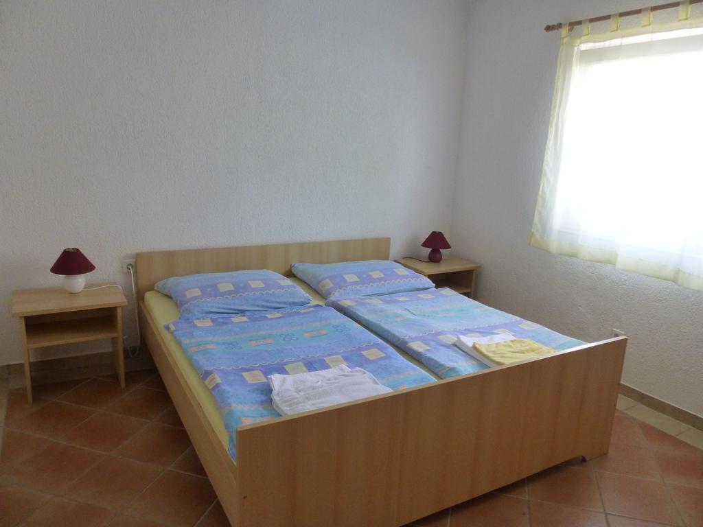 Apartments Villa Rosmarin Omišalj Стая снимка